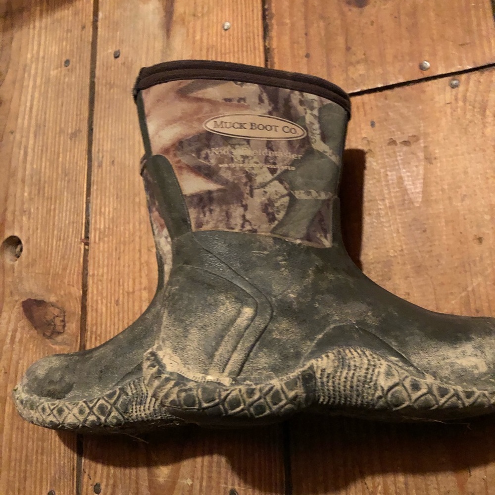 Boys muck boots size 2